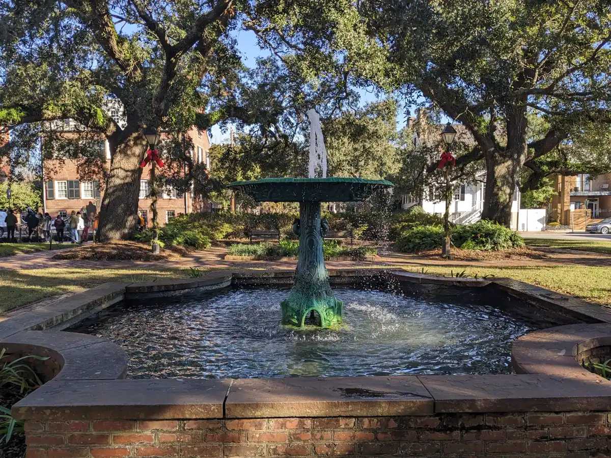 The fountain in Columbia Square, meeting point of the family-friendly ghost tour in Savannah GA
